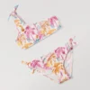 Asymmetrischer Bikini im Tropen-Look