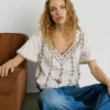 Bestickte Bluse mit V-Ausschnitt Bestickte Bluse mit V-Ausschnitt