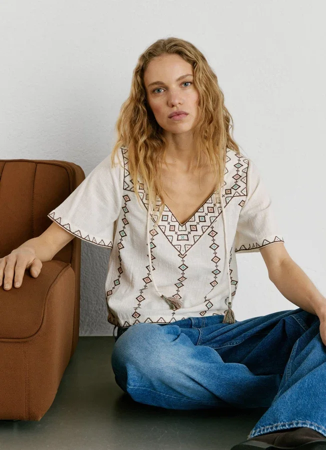 Bestickte Bluse mit V-Ausschnitt Bestickte Bluse mit V-Ausschnitt