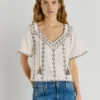 Bestickte Bluse mit V-Ausschnitt Bestickte Bluse mit V-Ausschnitt