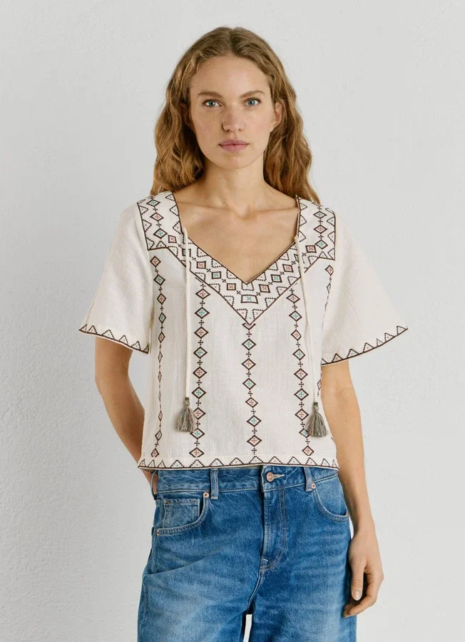 Bestickte Bluse mit V-Ausschnitt Bestickte Bluse mit V-Ausschnitt