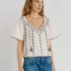 Bestickte Bluse mit V-Ausschnitt Bestickte Bluse mit V-Ausschnitt