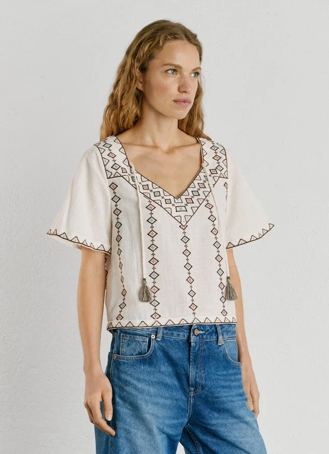 Bestickte Bluse mit V-Ausschnitt Bestickte Bluse mit V-Ausschnitt