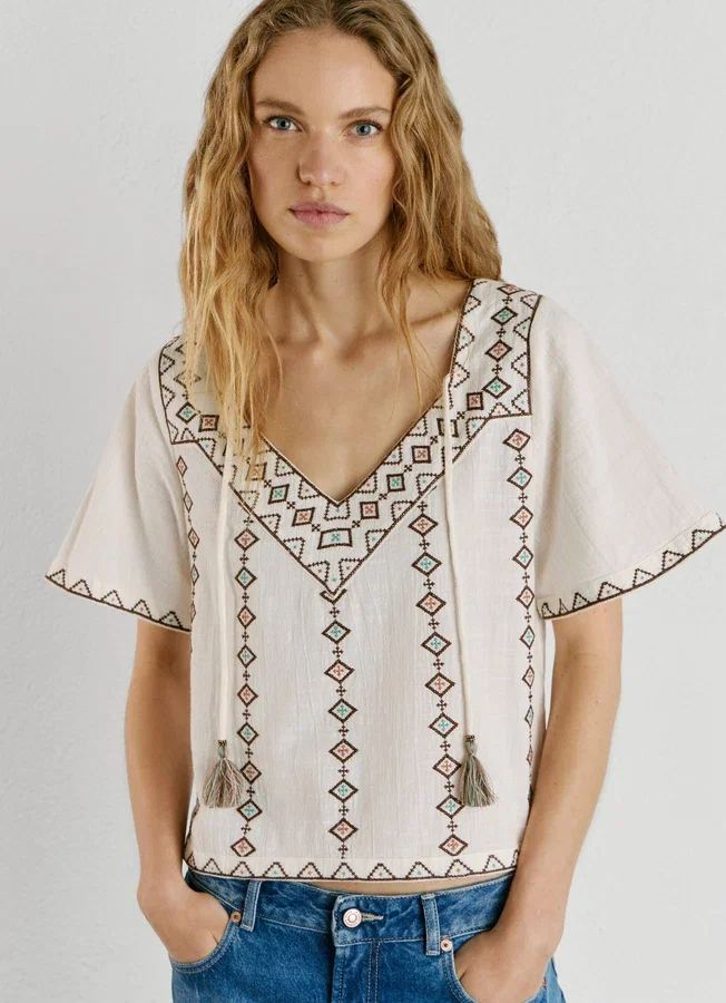 Bestickte Bluse mit V-Ausschnitt Bestickte Bluse mit V-Ausschnitt