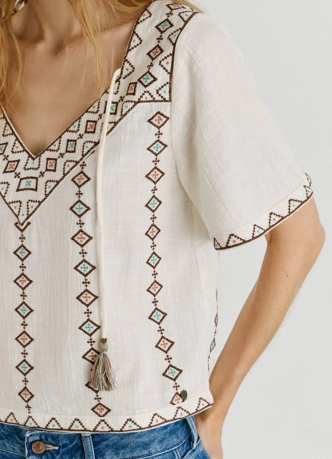 Bestickte Bluse mit V-Ausschnitt Bestickte Bluse mit V-Ausschnitt