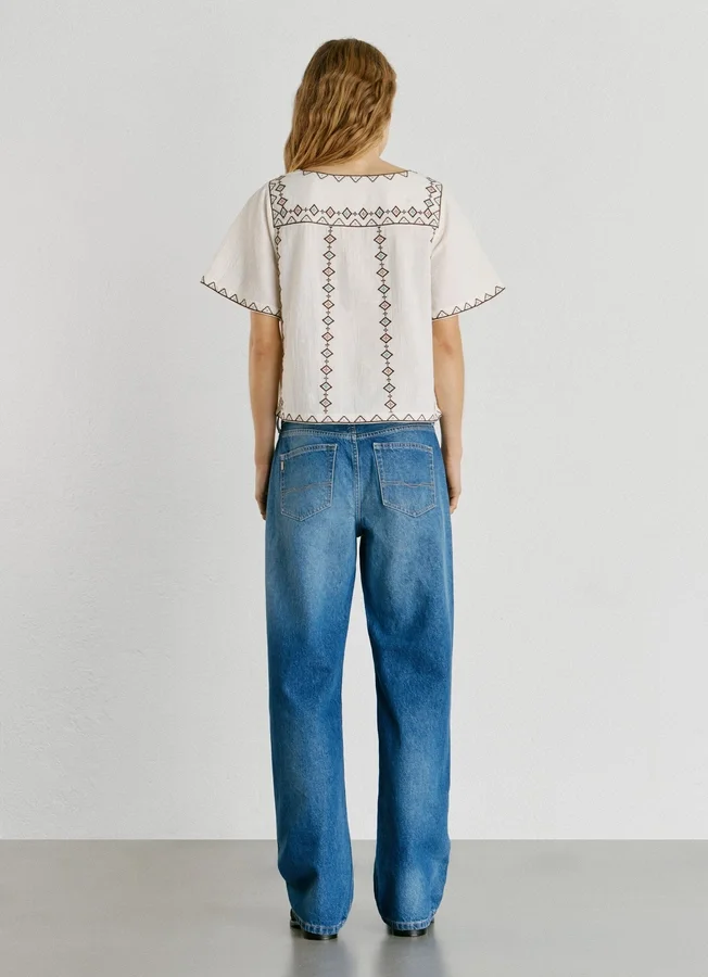 Bestickte Bluse mit V-Ausschnitt Bestickte Bluse mit V-Ausschnitt