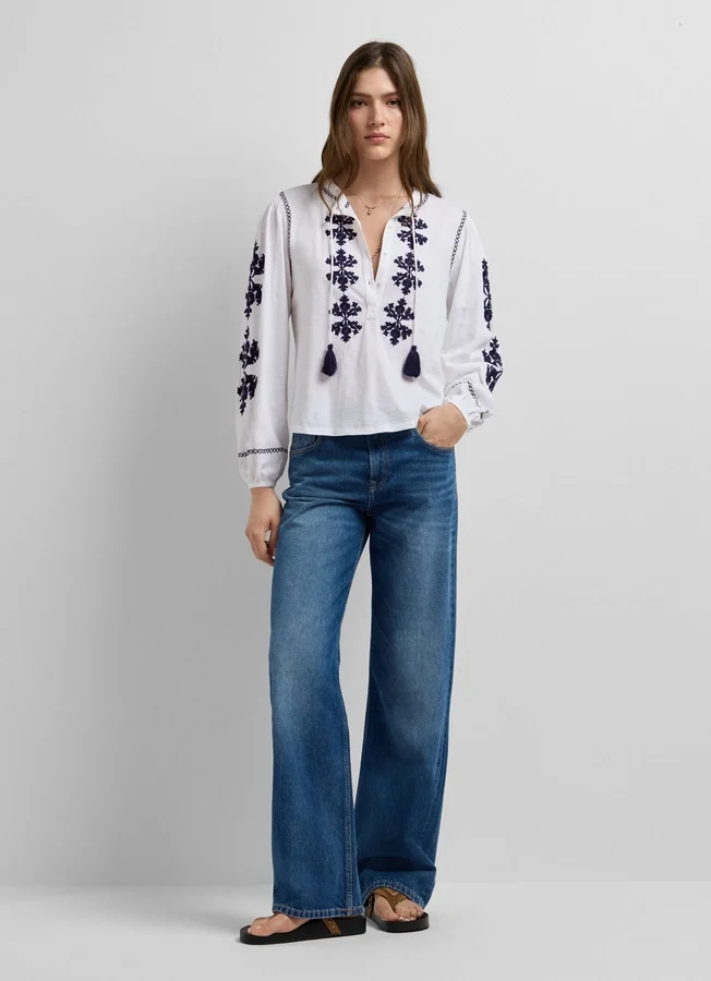 Bluse mit Blumenstickerei Bluse mit Blumenstickerei