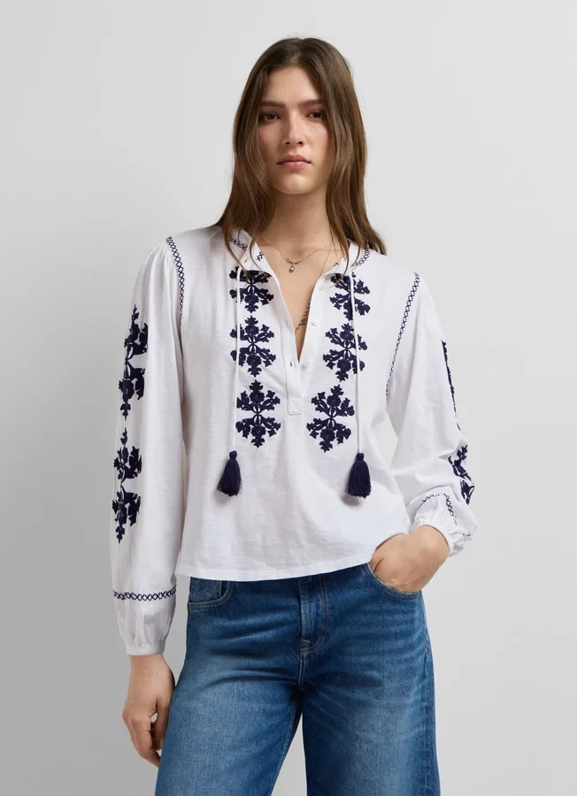 Bluse mit Blumenstickerei Bluse mit Blumenstickerei