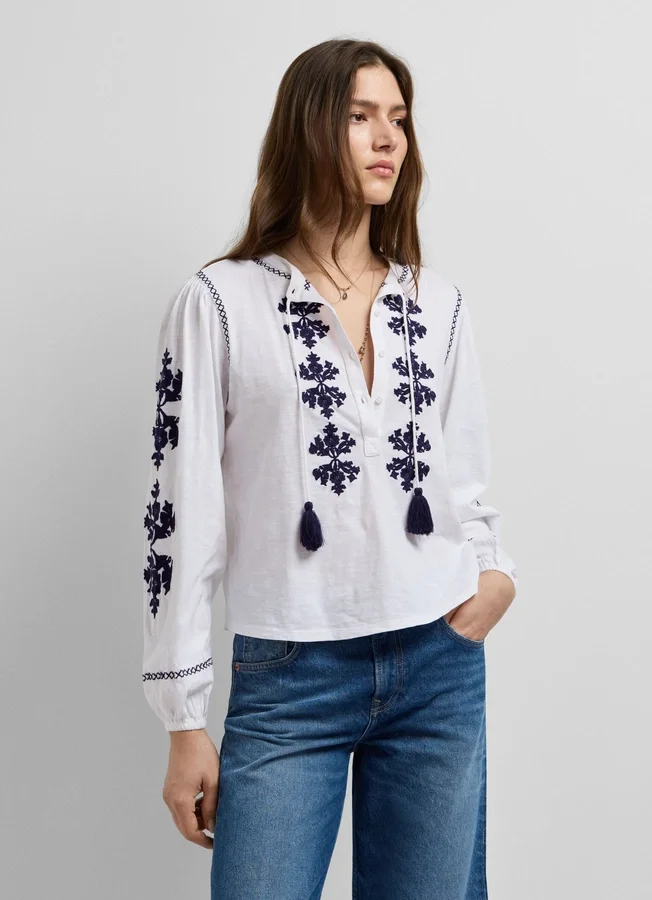 Bluse mit Blumenstickerei Bluse mit Blumenstickerei