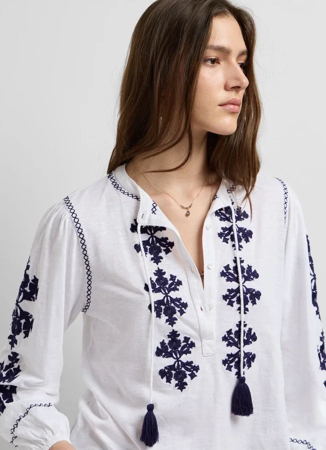 Bluse mit Blumenstickerei Bluse mit Blumenstickerei