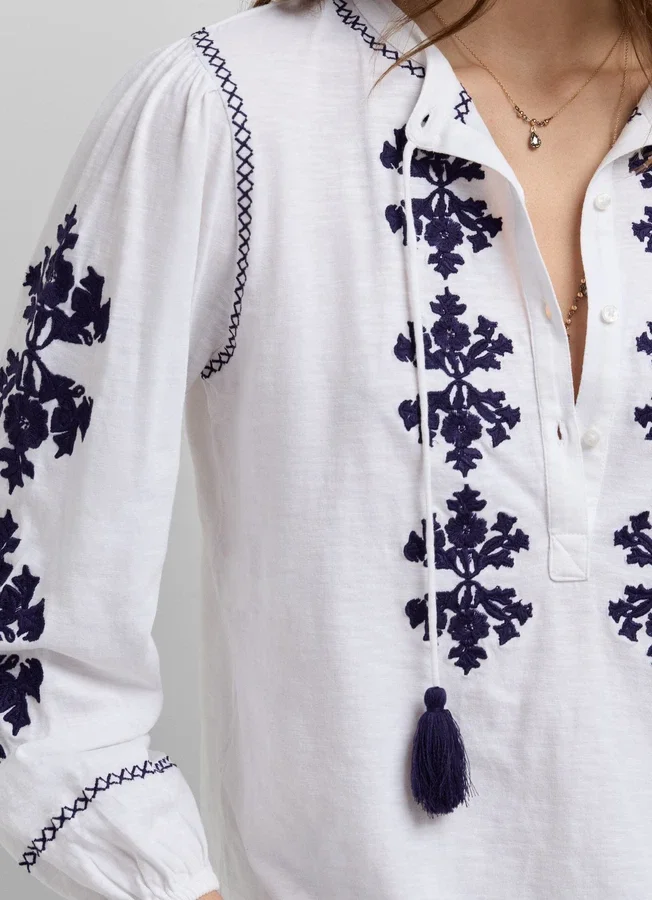 Bluse mit Blumenstickerei Bluse mit Blumenstickerei