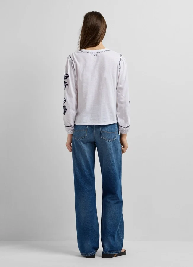Bluse mit Blumenstickerei Bluse mit Blumenstickerei
