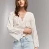 Bluse mit durchbrochenen Details
