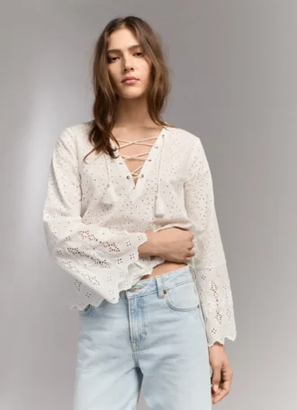 Bluse mit durchbrochenen Details
