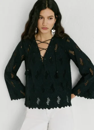 Bluse mit durchbrochenen Details