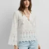 Bluse mit durchbrochenen Details