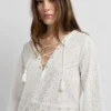 Bluse mit durchbrochenen Details