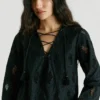 Bluse mit durchbrochenen Details