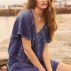 Bluse mit V-Ausschnitt und Stickdetails Bluse mit V-Ausschnitt und Stickdetails