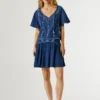 Bluse mit V-Ausschnitt und Stickdetails Bluse mit V-Ausschnitt und Stickdetails