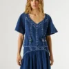 Bluse mit V-Ausschnitt und Stickdetails Bluse mit V-Ausschnitt und Stickdetails