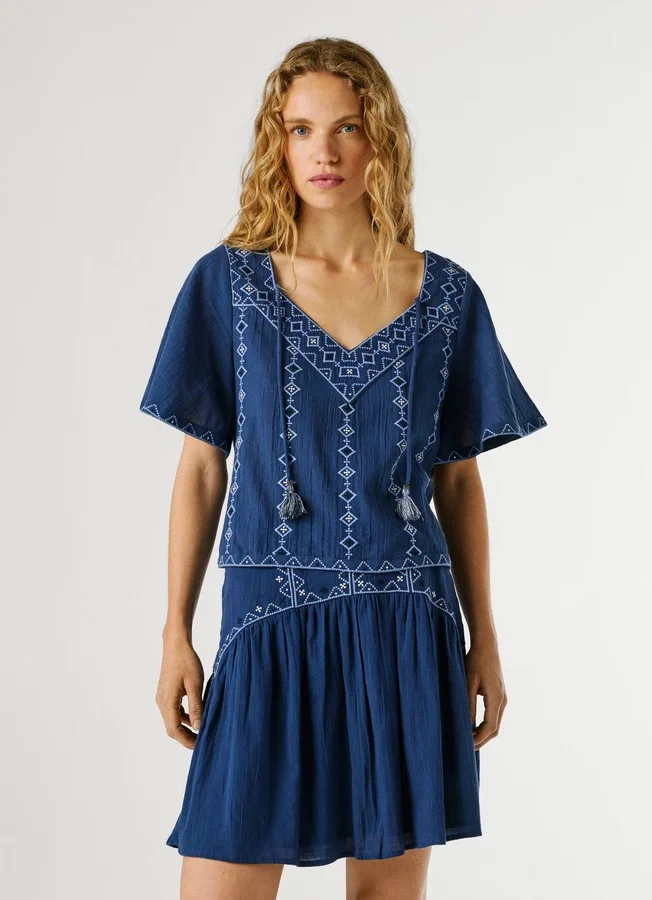 Bluse mit V-Ausschnitt und Stickdetails Bluse mit V-Ausschnitt und Stickdetails