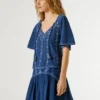 Bluse mit V-Ausschnitt und Stickdetails Bluse mit V-Ausschnitt und Stickdetails