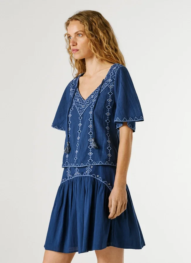 Bluse mit V-Ausschnitt und Stickdetails Bluse mit V-Ausschnitt und Stickdetails