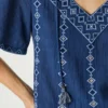 Bluse mit V-Ausschnitt und Stickdetails Bluse mit V-Ausschnitt und Stickdetails
