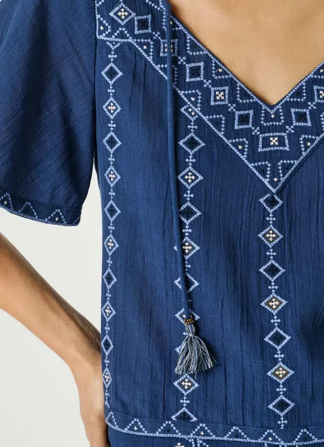 Bluse mit V-Ausschnitt und Stickdetails Bluse mit V-Ausschnitt und Stickdetails