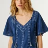 Bluse mit V-Ausschnitt und Stickdetails Bluse mit V-Ausschnitt und Stickdetails