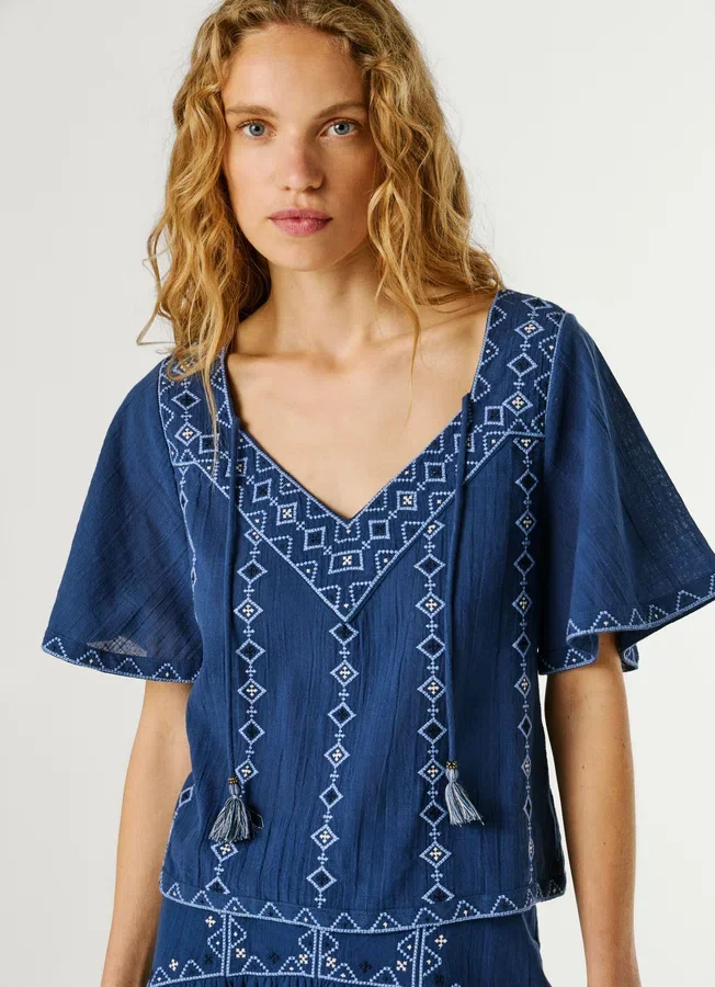 Bluse mit V-Ausschnitt und Stickdetails Bluse mit V-Ausschnitt und Stickdetails