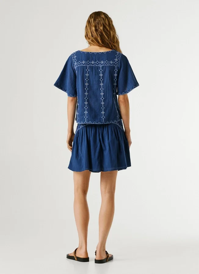 Bluse mit V-Ausschnitt und Stickdetails Bluse mit V-Ausschnitt und Stickdetails
