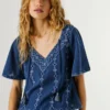 Bluse mit V-Ausschnitt und Stickdetails Bluse mit V-Ausschnitt und Stickdetails