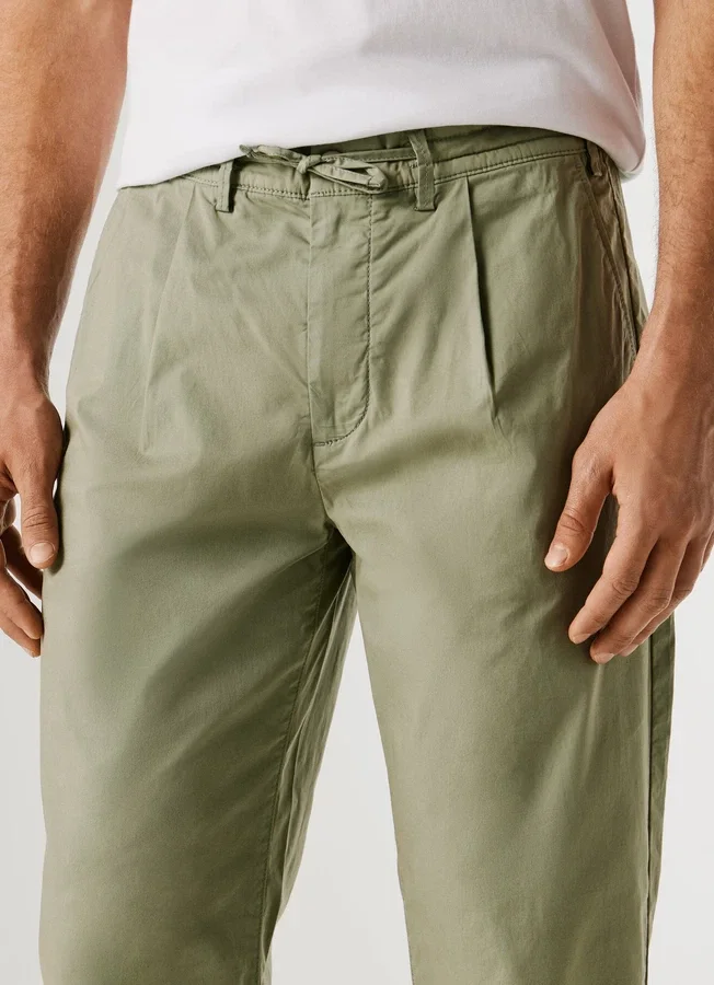 Chino aus Popeline in lockerer Passform Chino aus Popeline in lockerer Passform