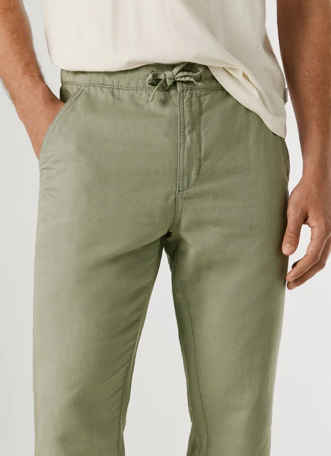 Chino-Hose mit verstellbarem Kordelzug Chino-Hose mit verstellbarem Kordelzug