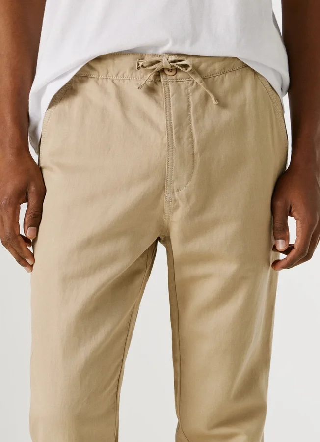 Chino-Hose mit verstellbarem Kordelzug Chino-Hose mit verstellbarem Kordelzug