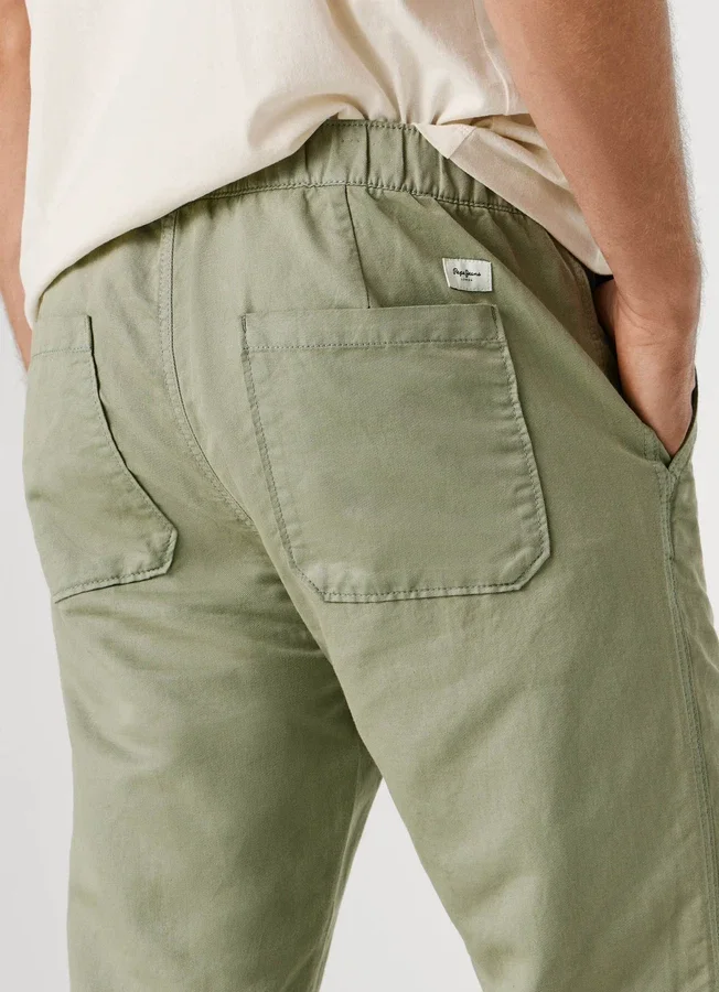 Chino-Hose mit verstellbarem Kordelzug Chino-Hose mit verstellbarem Kordelzug