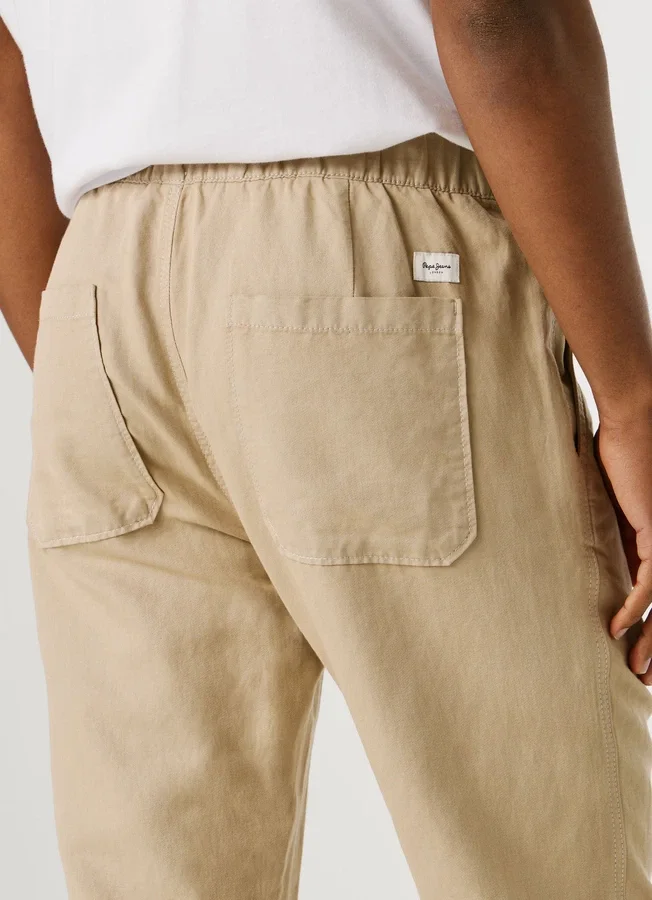 Chino-Hose mit verstellbarem Kordelzug Chino-Hose mit verstellbarem Kordelzug