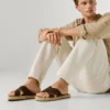 Flache Sandalen mit gekreuzten Riemen