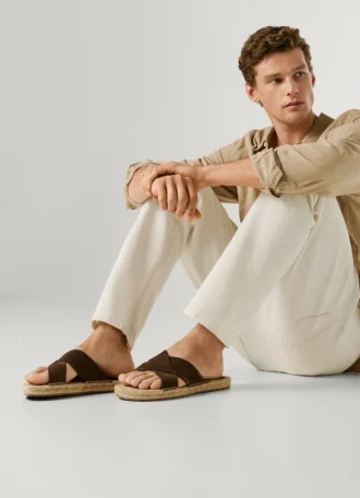 Flache Sandalen mit gekreuzten Riemen