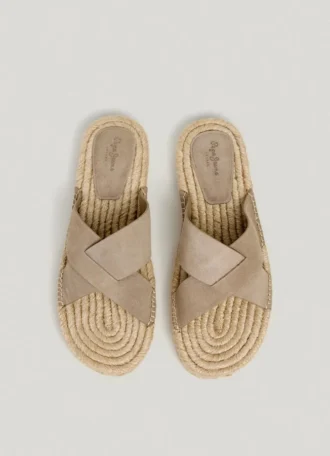 Flache Sandalen mit gekreuzten Riemen