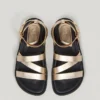 Flache Sandalen mit gekreuzten Riemen