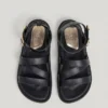 Flache Sandalen mit gekreuzten Riemen