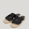 Flache Sandalen mit gekreuzten Riemen