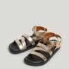 Flache Sandalen mit gekreuzten Riemen