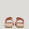 Flache Sandalen mit gekreuzten Riemen