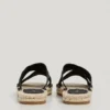 Flache Sandalen mit gekreuzten Riemen
