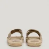 Flache Sandalen mit gekreuzten Riemen