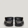 Flache Sandalen mit gekreuzten Riemen